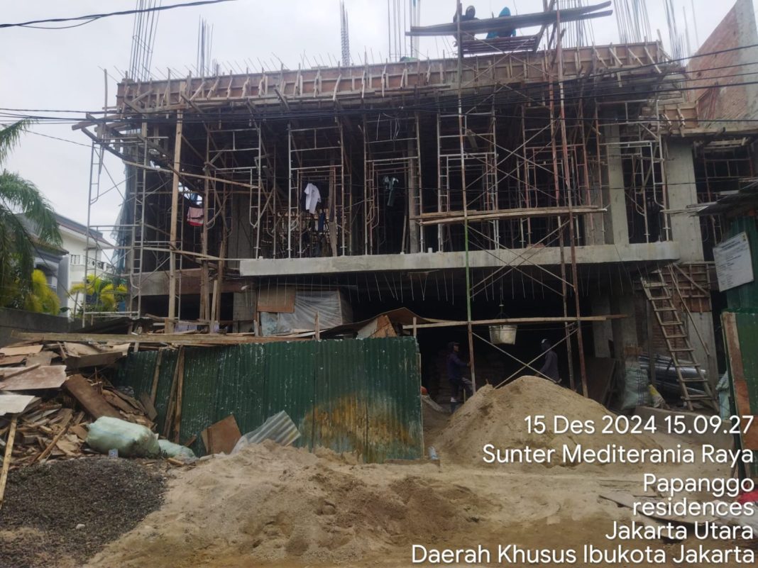 Bangunan dengan struktur 3 lantai yang dikerjakan di Jln Bisma 24, Blok. D2, No. 18, Kelurahan Papanggo Kec Tanjung Priok Jakarta, melanggar GSB dan jarak bebas samping dan jarak bebas belakang,
