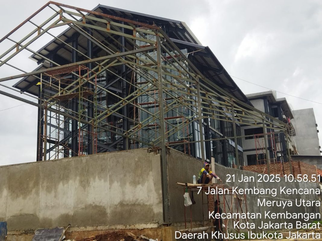 Bangunan dengan ketinggian 4 lantai yang sudah memasuki tahap finising Tanpa PBG yang berlokasi di Jln. Kembang Kencana (seberang Kompl.Taman Aries), Kel. Meruya, Kec. Kembangan, Jakarta Barat