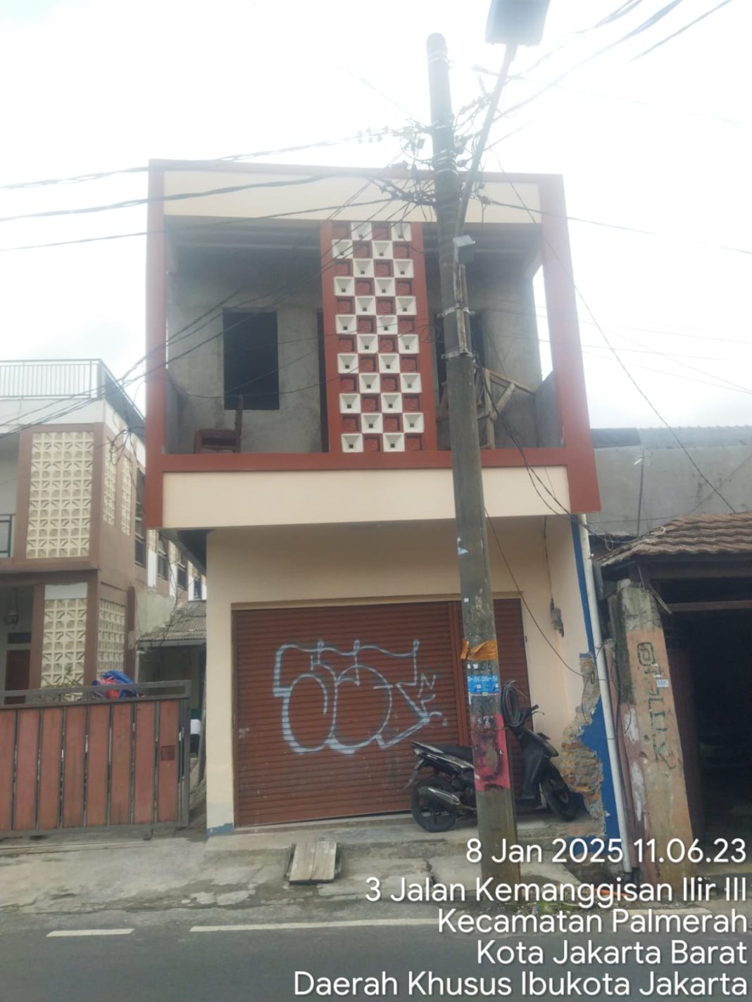 Bangunan 2 lantai tanpa dilengkapi PBG sedang dikerjakan di Jln Kemanggisan Ilir III, RT. 007/RW. 07, Kel. Kemanggisan, Kec Palmerah, Jakarta Barat
