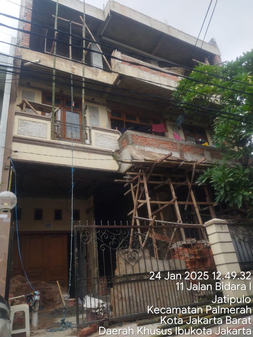 Bangunan Tanpa PBG di Jln. Jati Pulo Bangunan Rumah Tinggal dengan ketinggian 3 lantai, sedang dikerjakan di Jln Bidara Satu (1), Kelurahan Jati Pulo, RT. 005/RW. 02, Kecamataan Palmerah, Jakarta Barat.