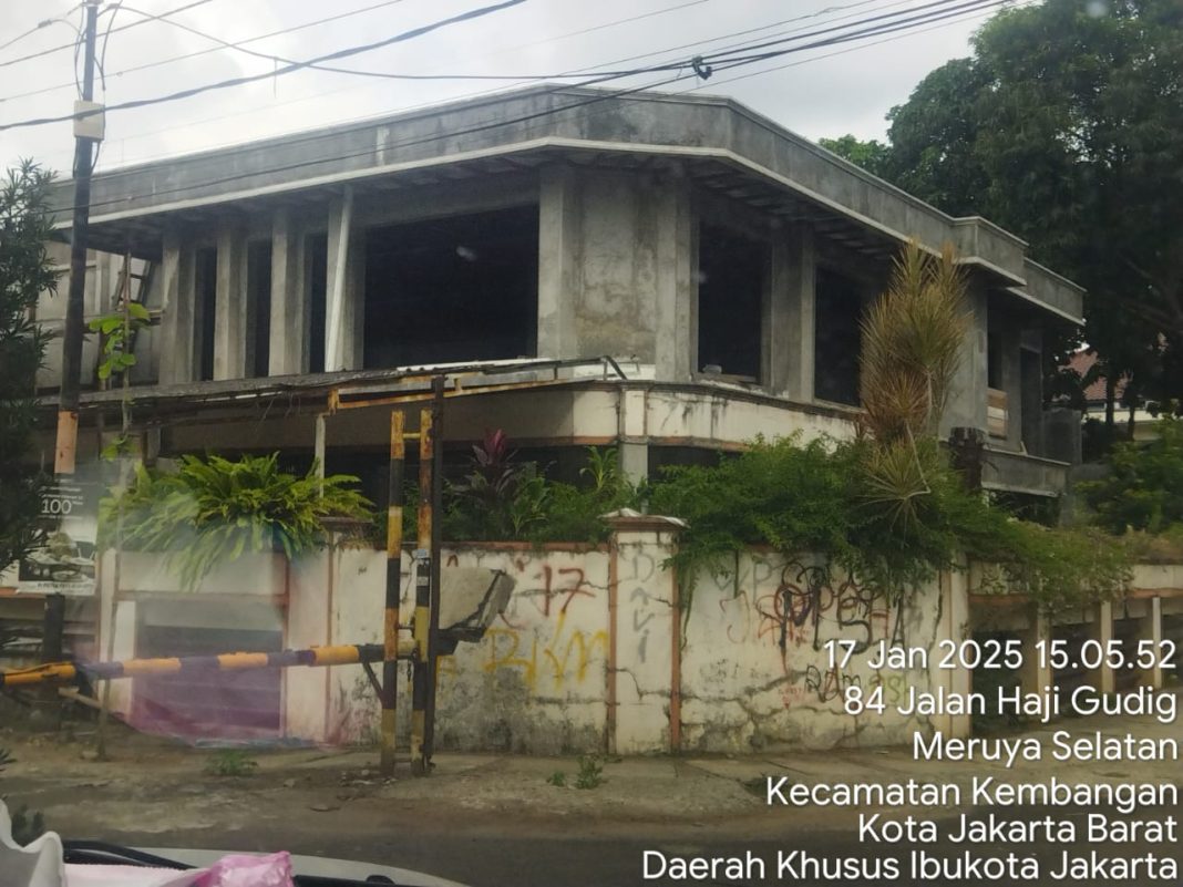 Bangunan Rumah Tinggal di Kavling DKI jl. Soka Jingga Bangunan 2 lantai yang sedang direnovasi total di Kav.DKI, Jln. Soka Jingga, Blok. 80, No. 3, RT. 004/RW. 010, Kel. Meruya Selatan, Kec Kembangan Jakarta Barat, tidak dilengkapi Plank PBG