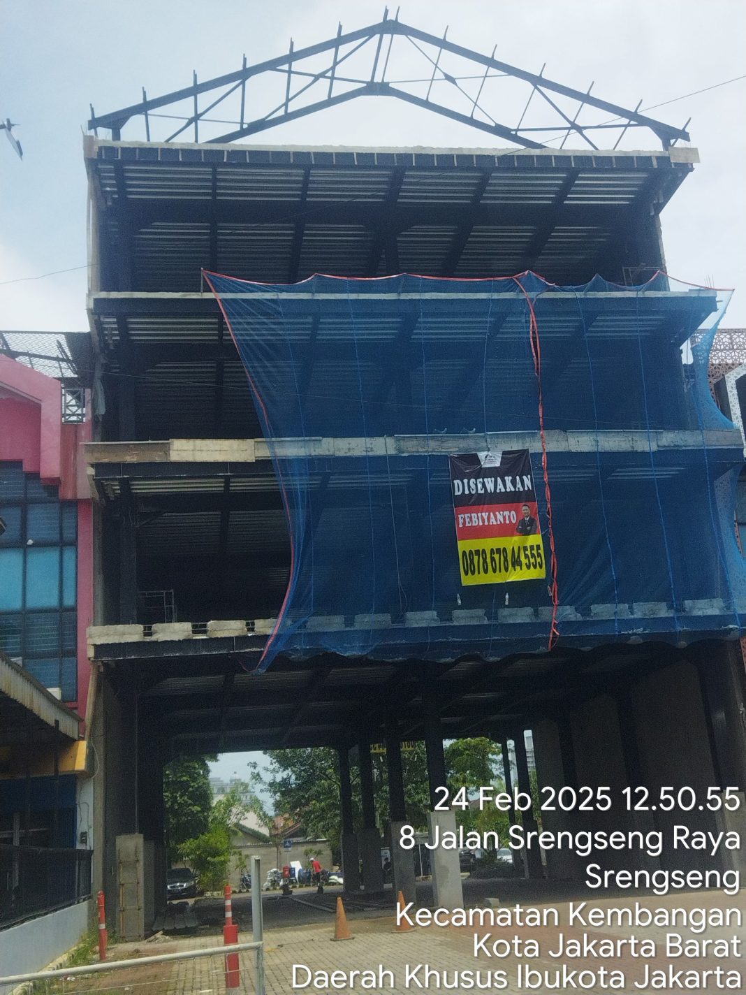 Satu unit bangunan konstruksi baja 4 lapisdi Jln Srengseng Raya, Kelurahan Srengseng, Kec.Kembangan, Jakarta Barat sedang dikerjakan tanpa dilengkapi PBG
