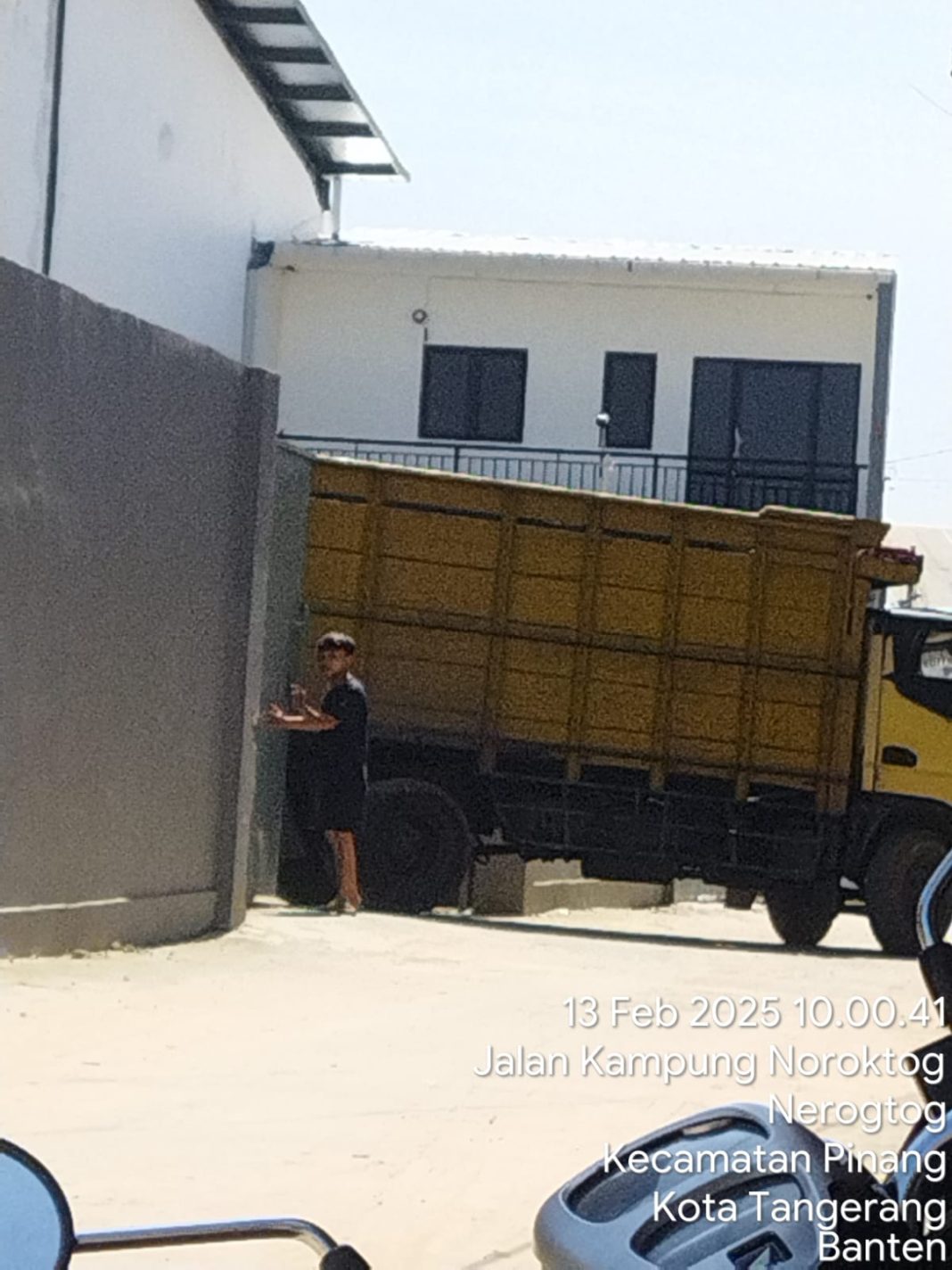 Truk saat sedang masuk ke gudang yang diduga penampungan oli palsu dari berbagai merk
