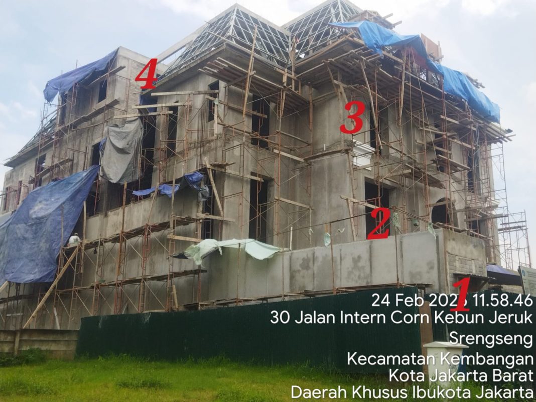 bangunan 4 lantai mempergunakan PBG rumah Tinggal 3 lapis di Komplek Perumahan Kebun Jeruk Blok. W, Kecamatan Kembangan Kota ADM Jakrta Barat