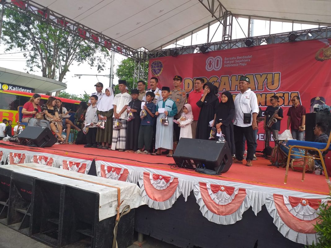 Revi dan Anak yatim Revi Zulkarnaen, Kepala Terminal Kalideres dengan Anak yatim Usai memberi santunan