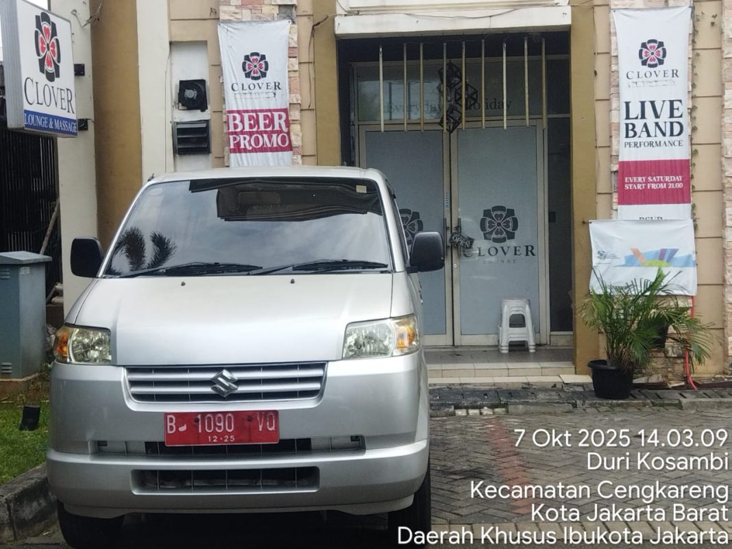 Clover Lounge & Massage di Komplek Sentra Niaga, Blok. P11, Green Like, Kel. Duri Kosambi Kec. Cengakraeng, Jakarta Barat.