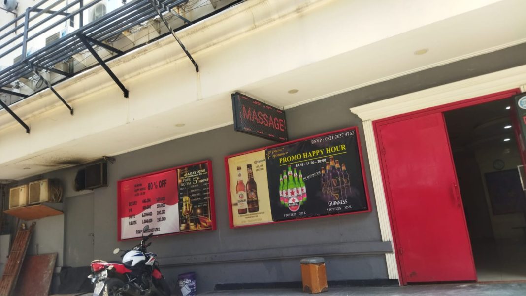 Peach Blossom Karaoke Lounge dan Massage di Jln Jembatan III, Komplek Ruko Robinson, Blok H A, No. 82, Kel. Pejagalan, Kec. Penjaringan, Jakarta Utara.