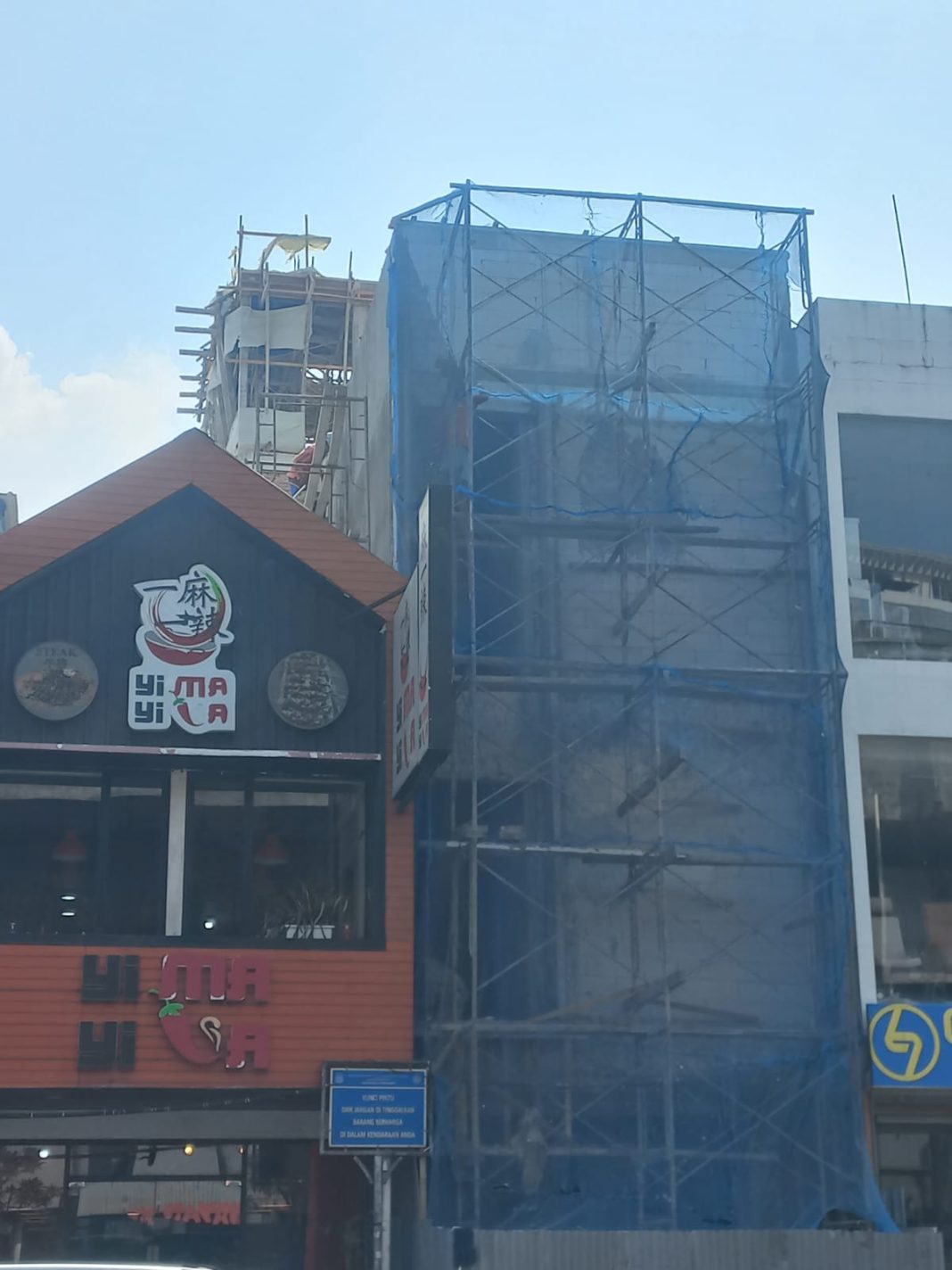 Bangunan 5 Lapis di Jln. Boulevard Raya Bangunan 5 Lapis tanpa PBG di Jln. Boulevard Raya (seberang Summerecon Mall Kelapa Gading) Jakarta Utara.