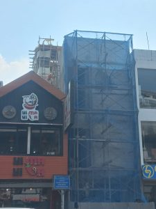 Bangunan 5 Lapis tanpa PBG di Jln. Boulevard Raya (seberang Summerecon Mall Kelapa Gading) Jakarta Utara.